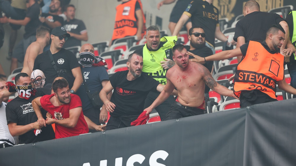 Ausschreitungen unter den Fans von Nizza und Köln sind vor Spielbeginn zu sehen.