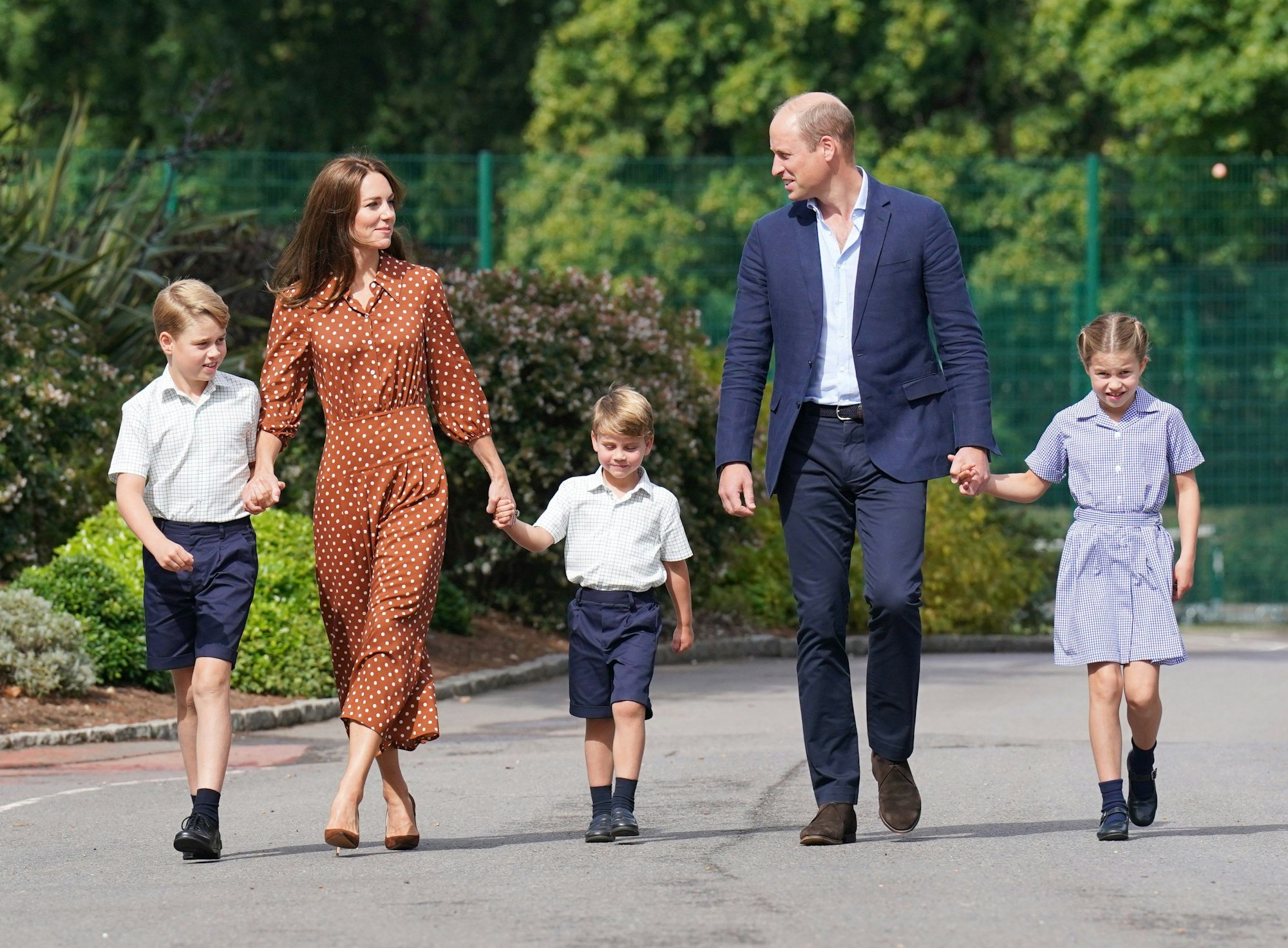 Kate, die Mutter: Prinz George (l), Prinzessin Charlotte (r) und Prinz Louis (M) kommen in Begleitung ihrer Eltern Prinz William (2.v.r), und Kate (2.v.l), zu einem Eingewöhnungsnachmittag an der Lambrook School in der Nähe von Ascot in Berkshire am 7. September 2022.