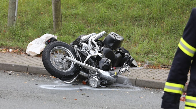 Bei einem Motorradunfall in Köln-Höhenberg wurde in der Nacht zu Sonntag (2. Oktober 2022) ein 42-jähriger Mann schwer verletzt. Unser undatiertes Symbolfoto zeigt einen Motorradunfall in Greiz (Thüringen).