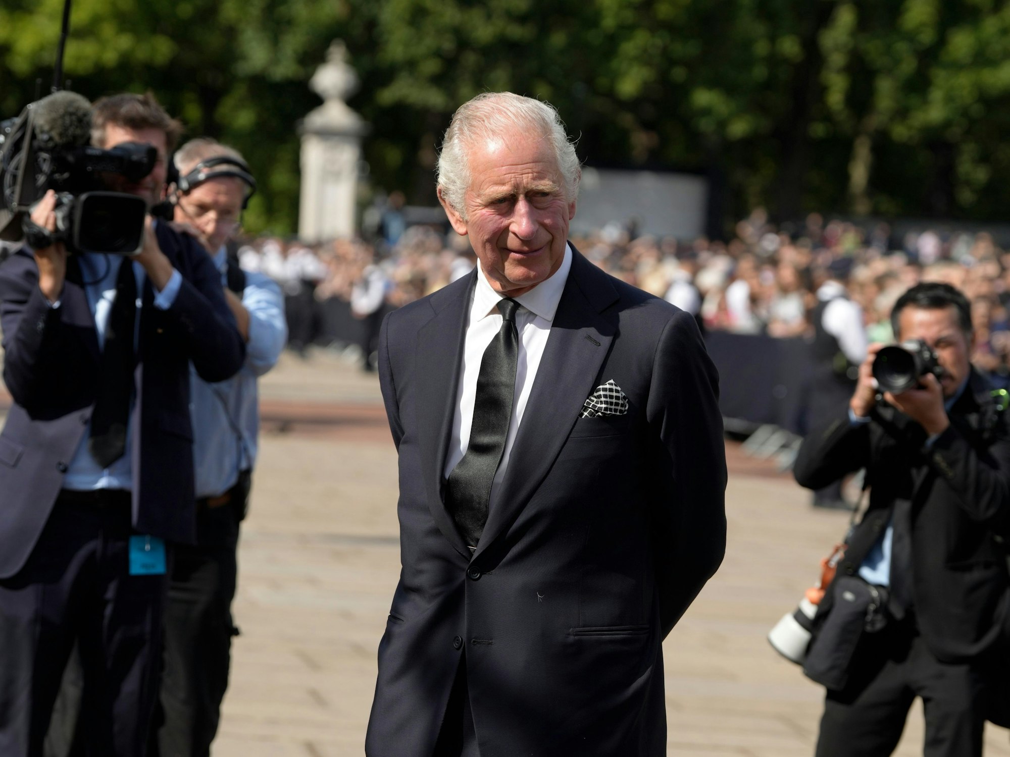 König Charles III. kommt vor dem Buckingham-Palast an.