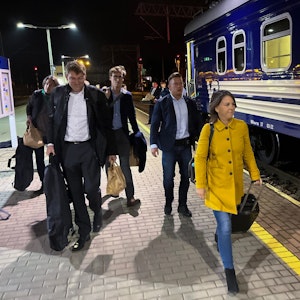 Die deutsche Außenministerin Annalena Baerbock (Bündnis 90/Die Grünen) kommt mit ihren Begleitern zum Zug nach Kiew, der in Polen zur Abfahrt bereit steht.