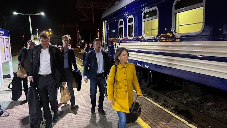 Die deutsche Außenministerin Annalena Baerbock (Bündnis 90/Die Grünen) kommt mit ihren Begleitern zum Zug nach Kiew, der in Polen zur Abfahrt bereit steht.