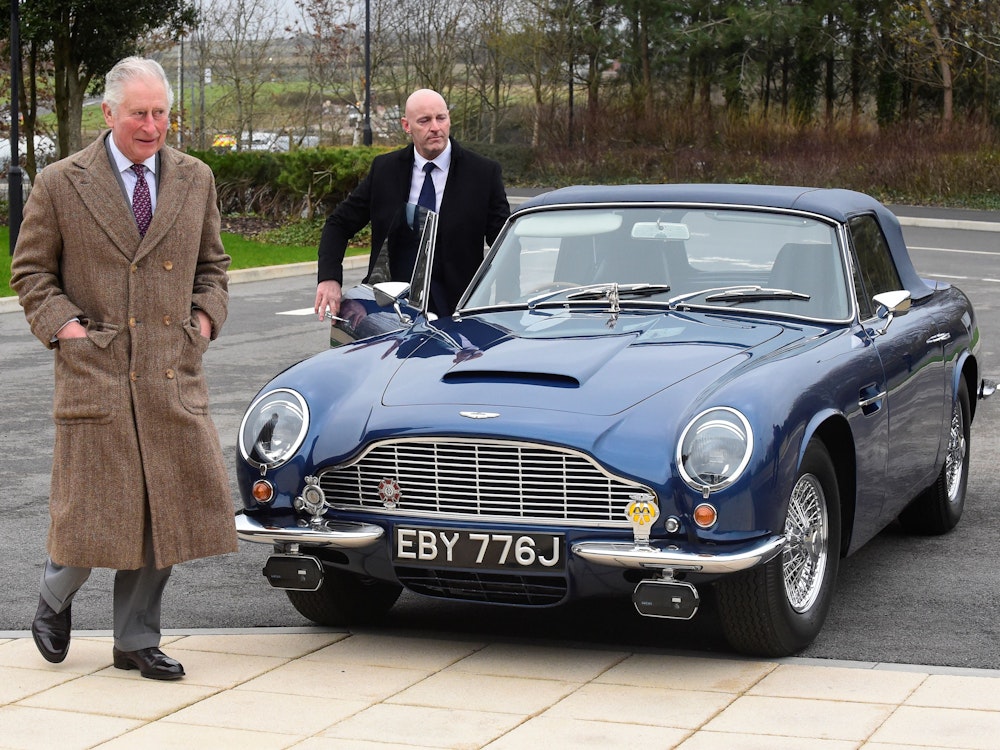 König Charles III. kommt in einem Aston Martin DB6 an, um das Automobilwerk Aston Martin Lagonda bei Saint Athan in Wales zu besuchen.