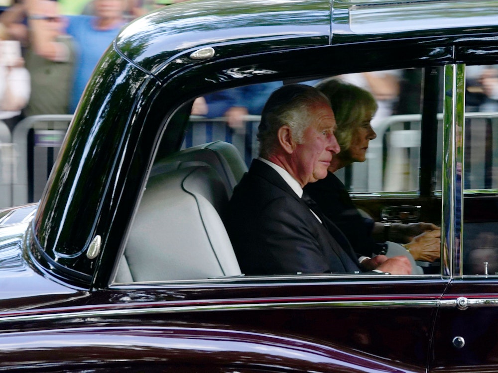 König Charles III. und Camilla kommen am Buckingham Palace an, nachdem sie nach dem Tod von Königin Elisabeth II. von Balmoral abgereist sind.