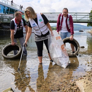Freiwillige Helfer räumen im Rahmen der Aktion «RhineCleanUp» das Rheinufer in Rüdesheim auf.