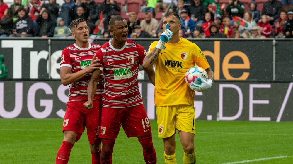 Augsburgs Torwart Rafal Gikiewicz lässt sich von Emirdan Demirovic und Felix Uduokhai feiern.