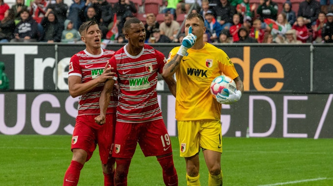 Augsburgs Torwart Rafal Gikiewicz lässt sich von Emirdan Demirovic und Felix Uduokhai feiern.