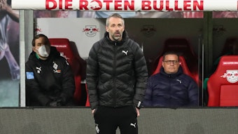 Marco Rose (Mitte), Ex-Coach von Borussia Mönchengladbach, könnte schon bald wieder mit Ex-Gladbach-Manager Max Eberl (r.) zusammenarbeiten. Das Foto zeigt beide in ihrer Zeit bei den Fohlen beim Auswärtsspiel in Leipzig am 27. Februar 2021.