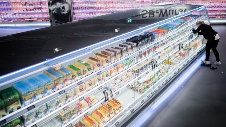 ARCHIV - 21.03.2018, Nordrhein-Westfalen, Düsseldorf: Käse und Wurst stehen im Kühlregal in einem Supermarkt. Der Einzelhandel in Deutschland will mehr für den Klimaschutz tun. Vor allem kleine und mittelgroße Händler sollen dafür sorgen, dass die Energiefresser in ihren Läden weniger verbrauchen - ob Kühltruhe, Lüftung oder Schaufensterbeleuchtung. Foto: Rolf Vennenbernd/dpa +++ dpa-Bildfunk +++