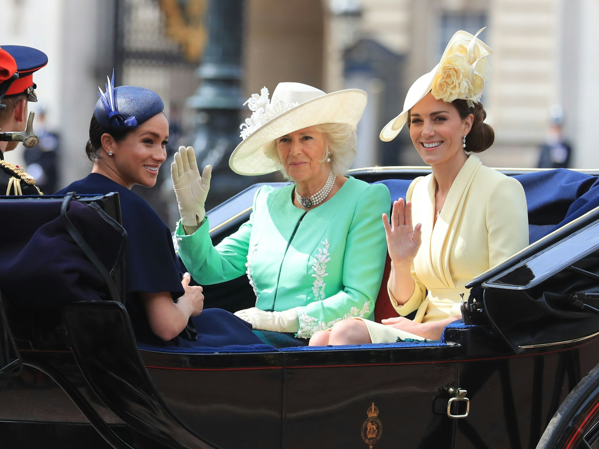Auf diese Frauen blickt die Welt. Camilla (Mitte) ist die Königsgemahlin an der Seite von König Charles III. Die Kinder von Schwiegertochter Meghan (l.) sind nun Prinz und Prinzessin. Und Kate (r.), Frau von Thronfolger William bekommt Dianas Titel als Herzogin von Wales. Das Foto zeigt das Trio am 21. April 2019.