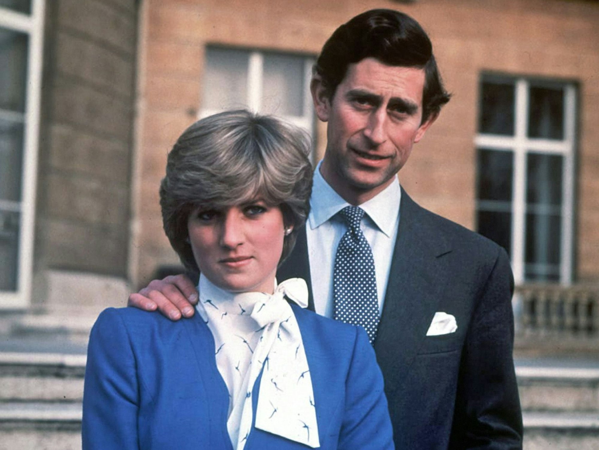 König Charles III: und Lady Diana posieren für ein Foto.