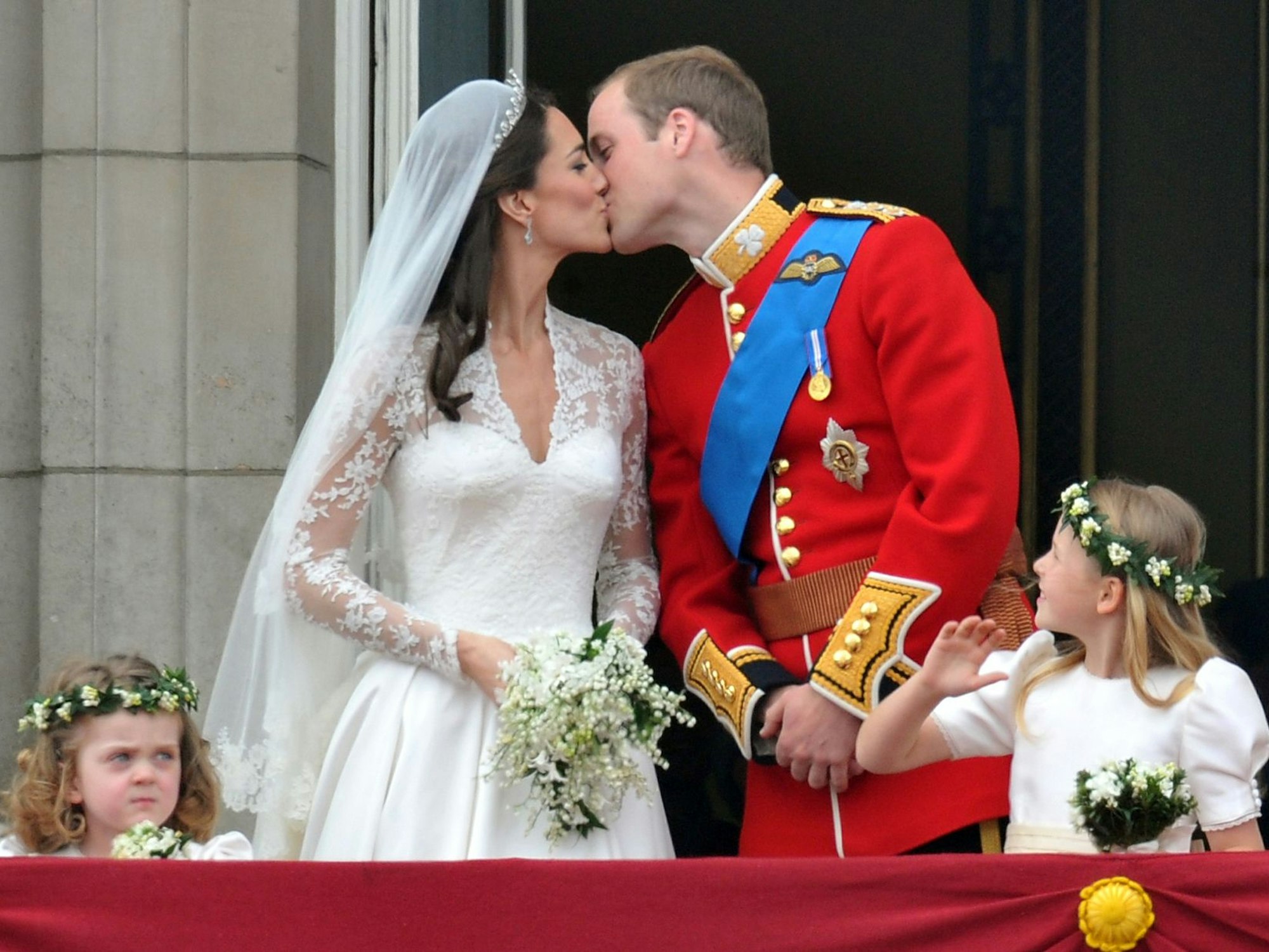 Prinz William und seine Ehefrau Herzogin Catherine (Kate) küssen sich an ihrem Hochzeitstag auf dem Balkon des Buckingham-Palaste.