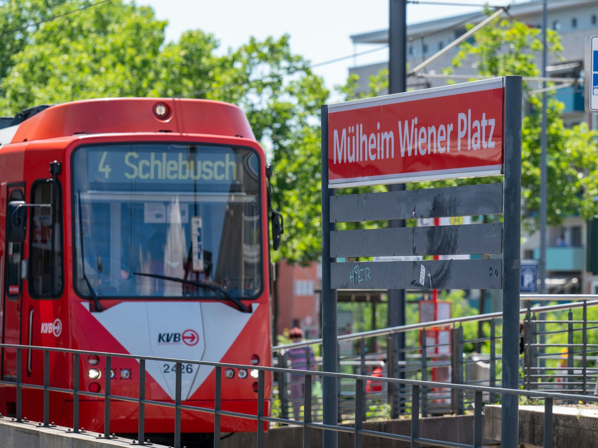 Die Stadtbahnlinie 4 in Fahrtrichtung Schlebusch steht an der Haltestelle Mülheim Wiener Platz.