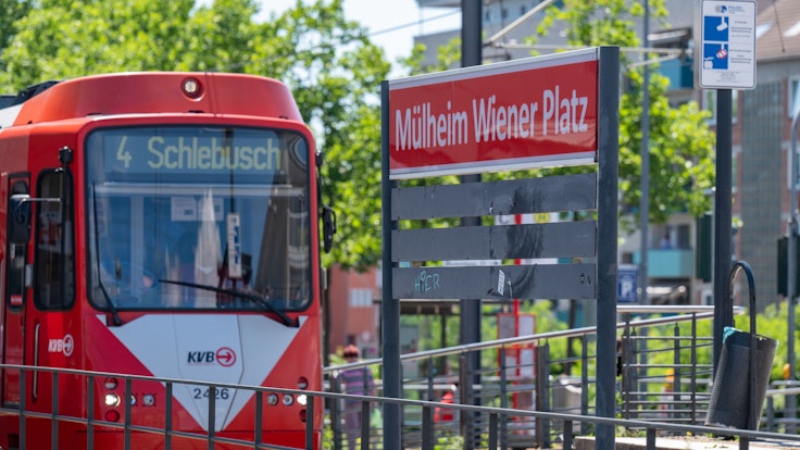 Die Stadtbahnlinie 4 in Fahrtrichtung Schlebusch steht an der Haltestelle Mülheim Wiener Platz.