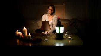 Der Deutsche Städte- und Gemeindebund fürchtet eine Überlastung des Stromnetzes. Auf einen Blackout sei Deutschland jedoch zu wenig vorbereitet. Unser Symbolbild zeigt eine Frau vor Kerzen und Teelichtern.