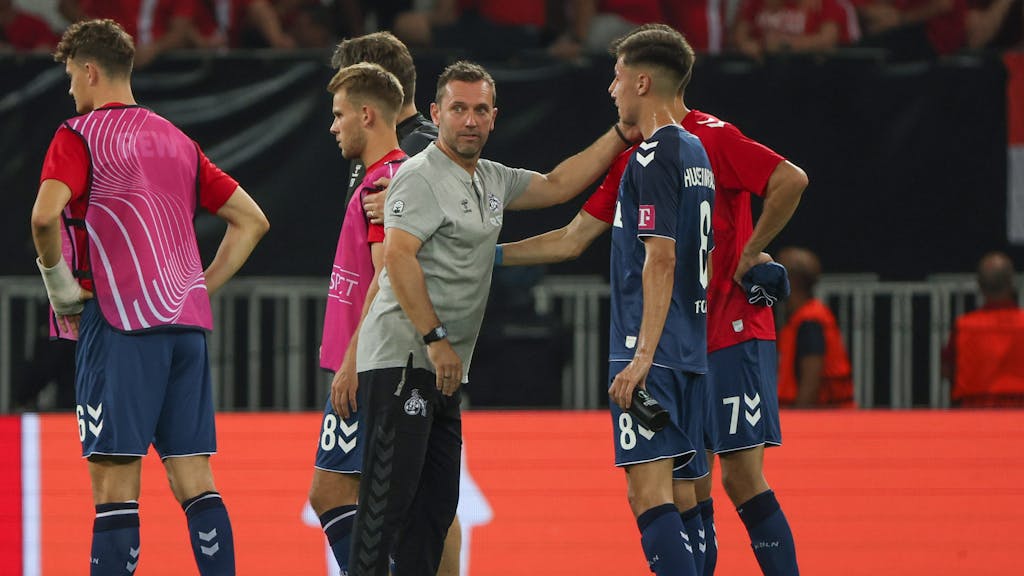 Kölns Co-Trainer Andre Pawlak (l-r) und Denis Huseinbasic reagieren bei Spielende.&nbsp;