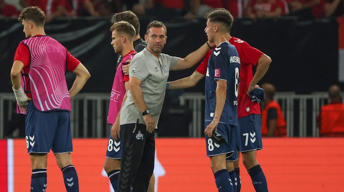 Kölns Co-Trainer Andre Pawlak (l-r) und Denis Huseinbasic reagieren bei Spielende.