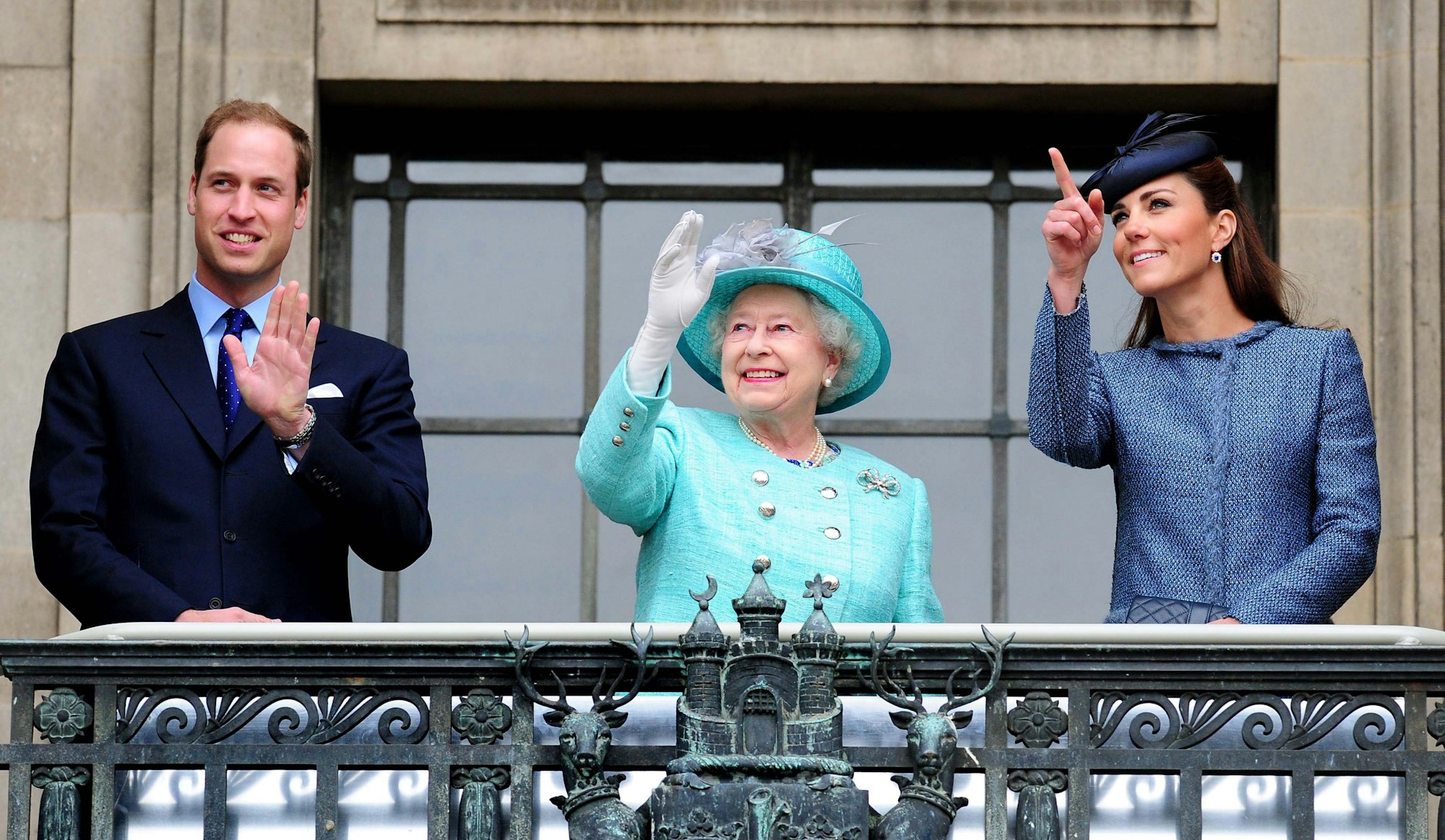 Prinz William, damals noch Herzog von Cambridge, und seiner Frau Kate, damals Herzogin von Cambridge, am 13. Juni 2012 auf dem Balkon des Council House Prince während der Feierlichkeiten zum diamantenen Thronjubiläum, mit dem Königin Elizabteh II.  ihr 60-jähriges Regierungsjubiläum feierte.