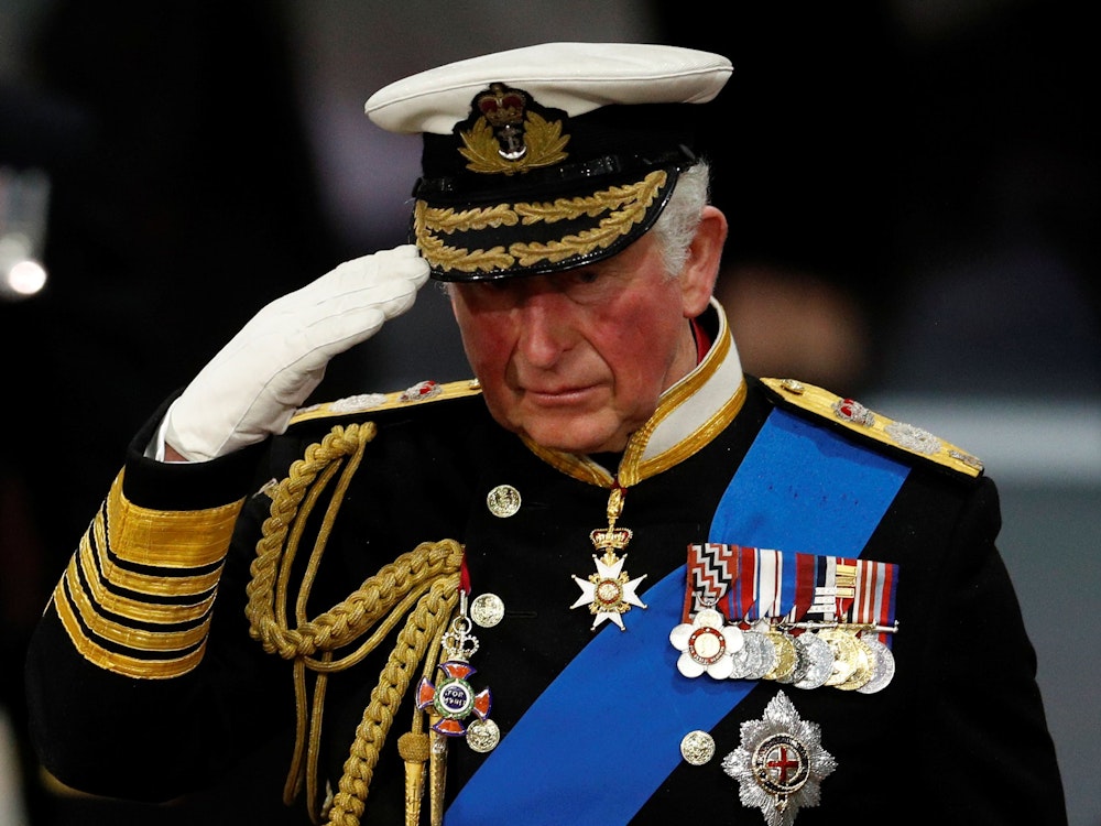 König Charles III. salutiert bei der Inbetriebnahme des Flugzeugträgers der Royal Navy „HMS Prince of Wales“.