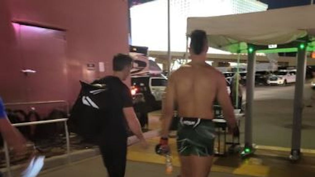 UFC-Kämpfer Johnny Walker verlässt ohne Schuhe die Arena in Las Vegas.