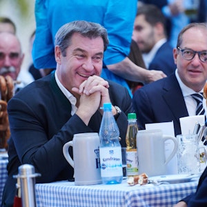Markus Söder (CSU), Ministerpräsident von Bayern und CSU-Parteivorsitzender, sitzt Anfang September zum Berliner Auftakt des Münchner Oktoberfestes in der Bayerischen Landesvertretung und lacht.