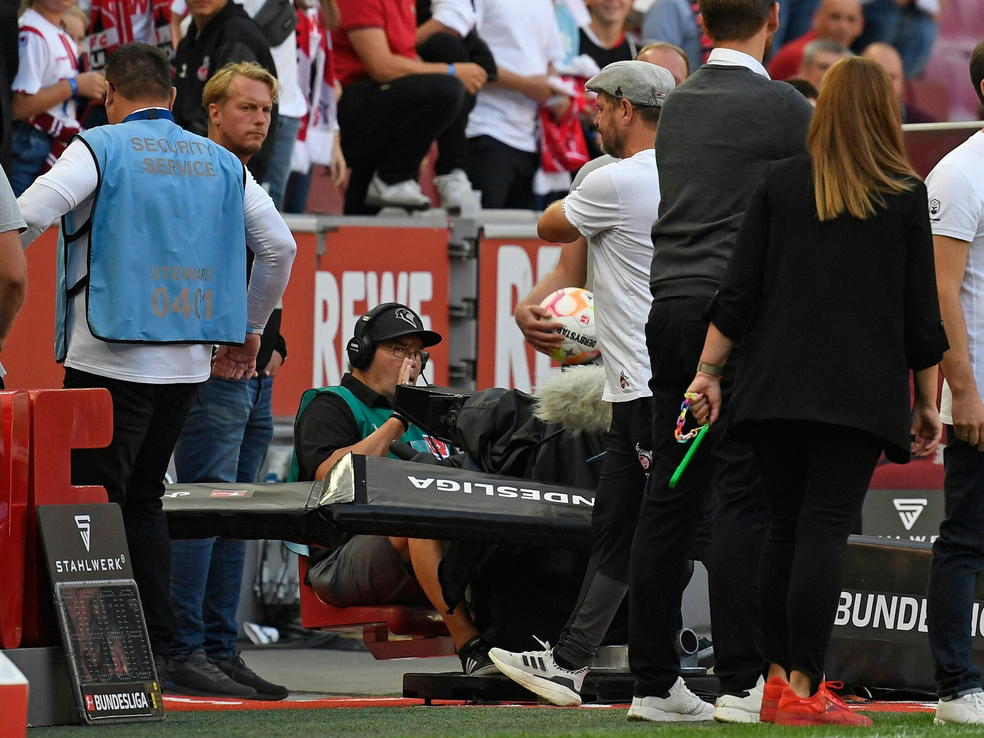 Trainer Steffen Baumgart vom 1. FC Köln tritt gegen eine Bande.