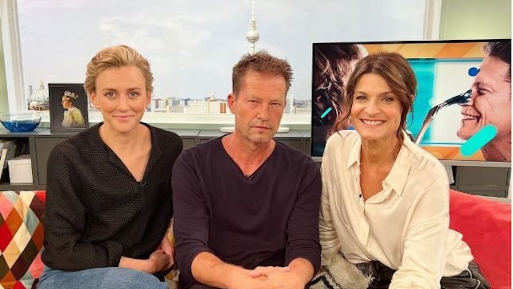 Die Schauspieler Franziska Machens und Til Schweiger sprechen im Sat.1-„Frühstücksfernsehen“ am 9. September 2022 mit Moderatorin Marlene Lufen (r.) über ihren Film „Lieber Kurt“.