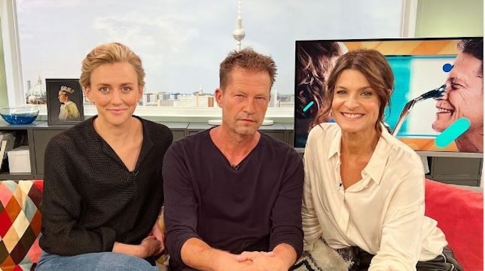 Die Schauspieler Franziska Machens und Til Schweiger sprechen im Sat.1-„Frühstücksfernsehen“ am 9. September 2022 mit Moderatorin Marlene Lufen (r.) über ihren Film „Lieber Kurt“.