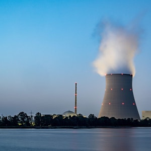 Wasserdampf steigt aus dem Kühltum vom Atomkraftwerk (AKW) Isar 2. Zwei der drei letzten deutschen Atomkraftwerke sollen laut Bundeswirtschaftsminister Habeck (Grüne) nach dem Jahreswechsel noch bis Mitte April 2023 als Reserve zur Verfügung stehen.