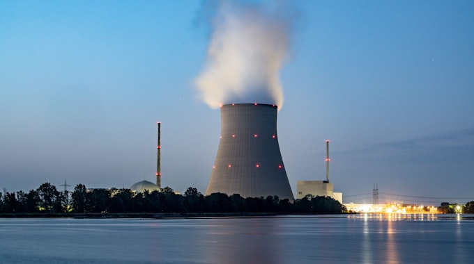 Wasserdampf steigt aus dem Kühltum vom Atomkraftwerk (AKW) Isar 2.