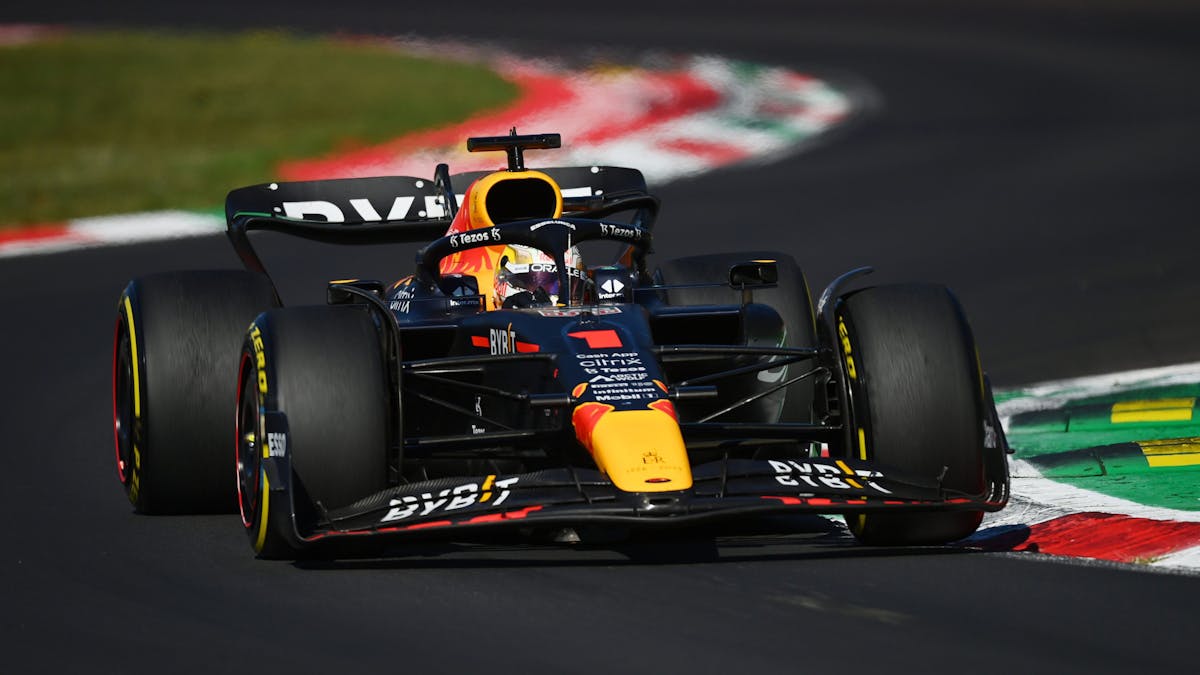 Max Verstappen steuert seinen Red-Bull-Boliden im Formel-1-Rennen von Monza.