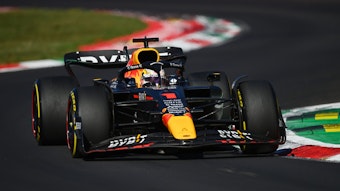 Max Verstappen steuert seinen Red-Bull-Boliden im Formel-1-Rennen von Monza.