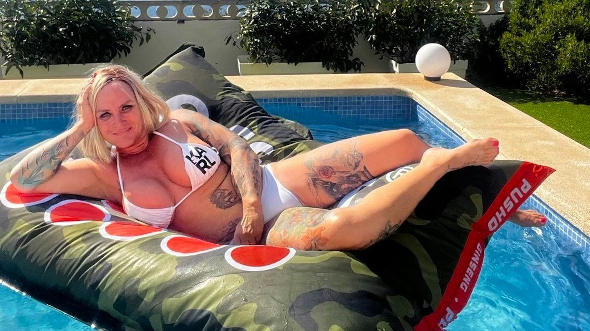 Die Auswanderin Caro Robens, hier auf einem Instagram-Foto von August 2022, sorgt einem freizügigen Schnappschuss für Aufsehen. Auf dem Foto räkelt sich Caro auf einer XXL-Luftmatratze im Pool.