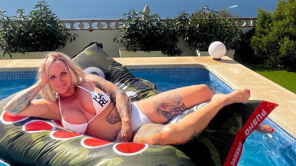 Die Auswanderin Caro Robens, hier auf einem Instagram-Foto von August 2022, sorgt einem freizügigen Schnappschuss für Aufsehen. Auf dem Foto räkelt sich Caro auf einer XXL-Luftmatratze im Pool.