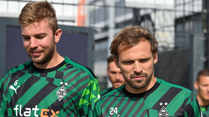 Gladbach-Verteidiger Tony Jantschke (r.), hier 7. September 2022 neben Christoph Kramer (l.) im Borussia-Park zu sehen, hat sich am Sprunggelenk verletzt. Jantschke schaut zur Seite.