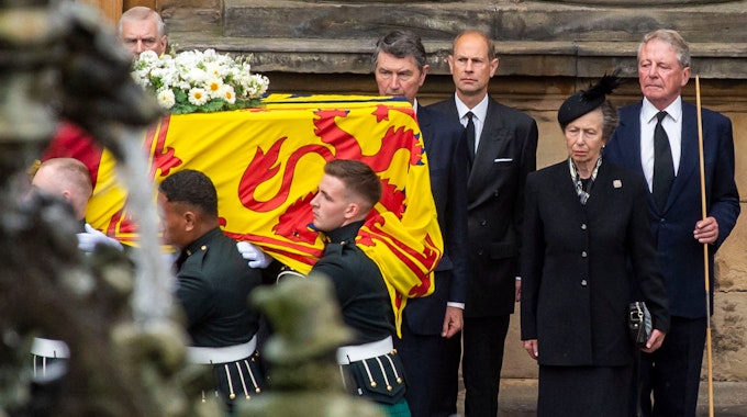 Für das Staatsbegräbnis von Queen Elizabeth II. werden Staatsgäste aus aller Welt erwartet. Das Foto zeigt den Sarg der Monarchin. Dahinter stehen Schwiegersohn Vice Admiral Timothy Laurence, Prinz Edward und Prinzessin Anne.