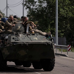Ukrainische Soldaten sitzen auf einem gepanzerten Fahrzeug in der Region Donezk in der Ostukraine.
