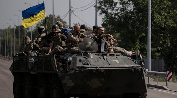 Ukrainische Soldaten sitzen auf einem gepanzerten Fahrzeug in der Region Donezk in der Ostukraine.