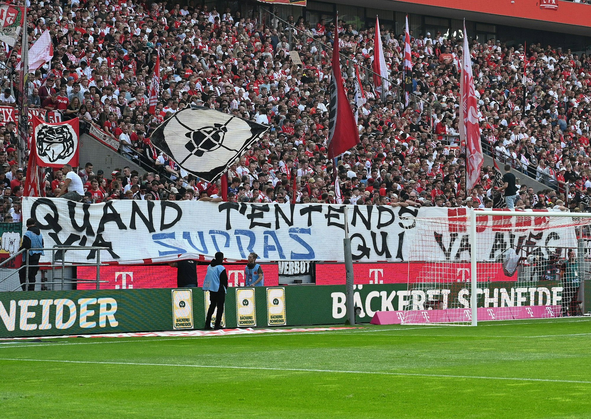 Fans des 1. FC Köln präsentieren beim Bundesliga-Spiel gegen Union Berlin ein Banner auf Französisch
