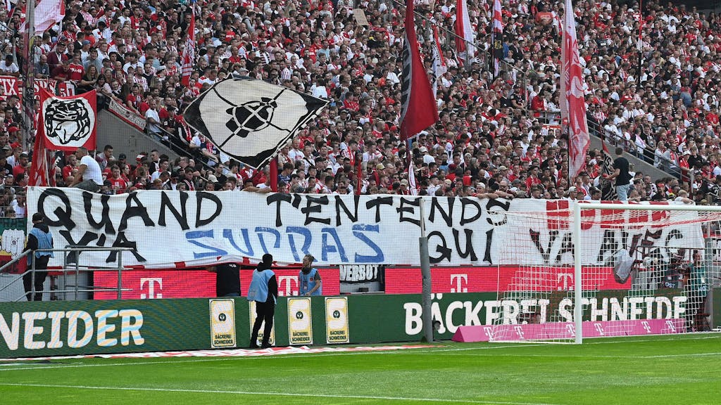 Fans des 1. FC Köln präsentieren beim Bundesliga-Spiel gegen Union Berlin ein Banner auf Französisch
