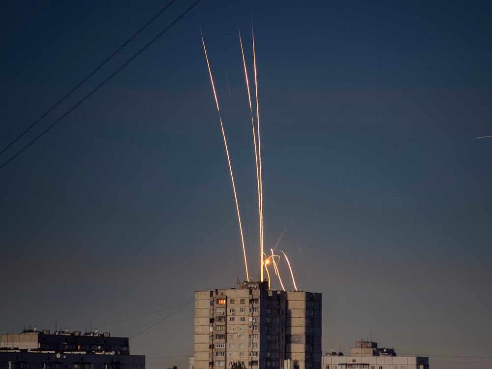 Russische Raketen, die von der russischen Region Belgorod aus auf die Ukraine abgefeuert wurden, sind in der Morgendämmerung des 9. September in Charkiw zu sehen.