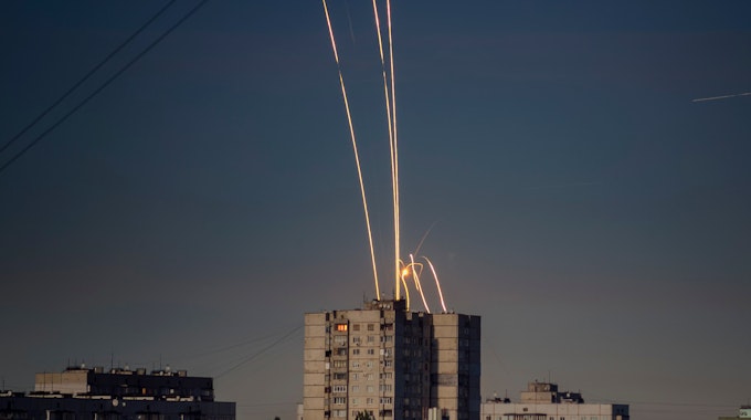 Russische Raketen, die von der russischen Region Belgorod aus auf die Ukraine abgefeuert wurden, sind in der Morgendämmerung des 9. September in Charkiw zu sehen.