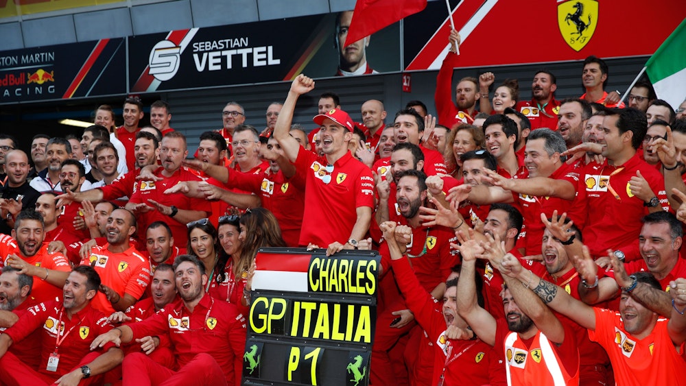 Charles Leclerc aus Monaco vom Team Scuderia Ferrari und sein Team feiern nach dem Rennen.