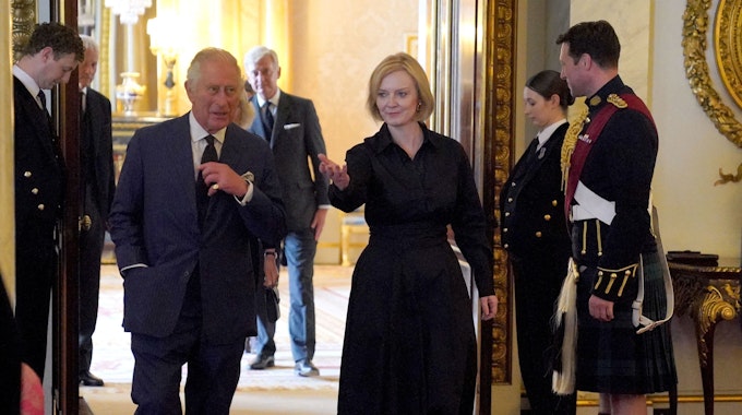 Die neue Premierministerin Liz Truss begleitet König Charles III. am 10. September, nachdem er offiziell zum König proklamiert wurde.