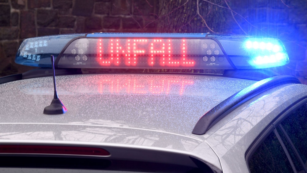 Die Leuchtschrift „Unfall“ ist auf dem Dach eines Streifenwagens der Polizei in Kiel zu sehen.