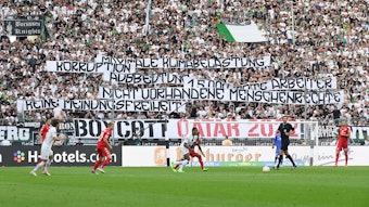 Fans von Borussia Mönchengladbach fordern mit Bannern in der Nordkurve des Borussia-Park am 4. September 2022 den Boykott der WM in Katar.
