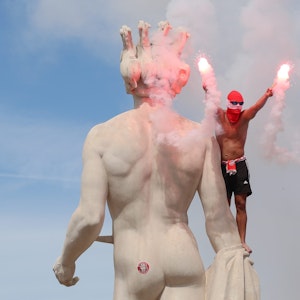 Bengalo in Nizza: Fans von Köln treffen sich an der Sehenswürdigkeit Fontaine du Soleil.