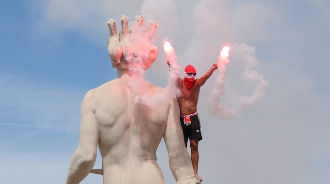 Bengalo in Nizza: Fans von Köln treffen sich an der Sehenswürdigkeit Fontaine du Soleil.