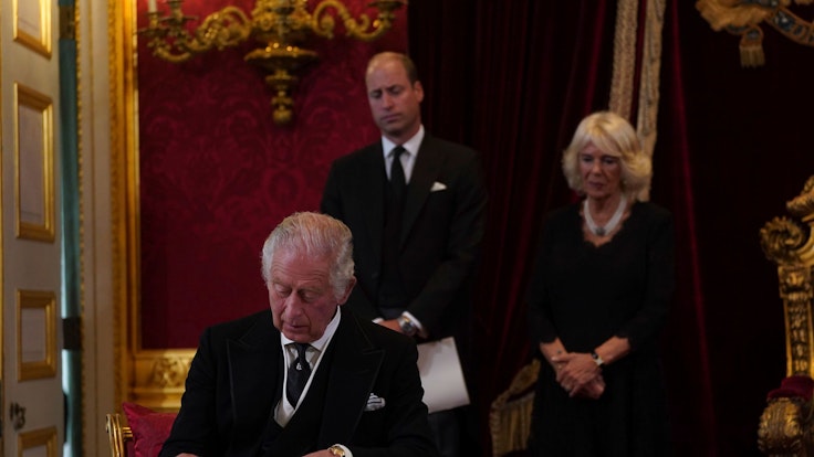 King Charles III. unterschreibt am Samstag (11. September) die Urkunde im St. James's-Palast, als er proklamiert wird. Großbritannien hat Charles III. offiziell zum Monarchen ausgerufen.