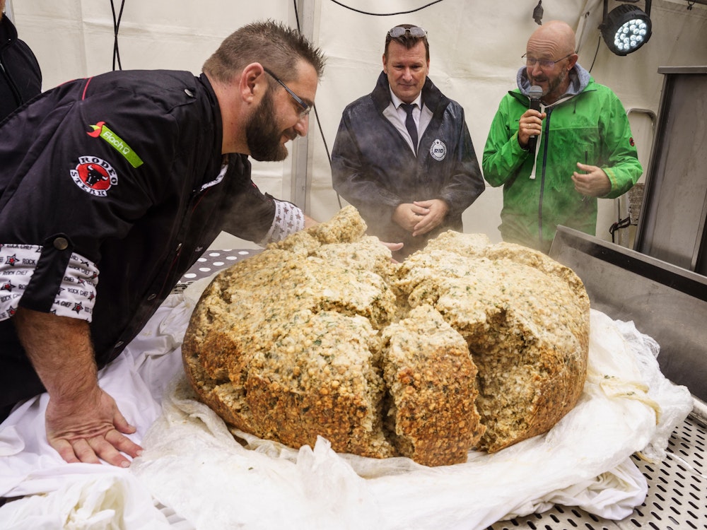 Küchenchef Christoph Führer (l.) begutachtet den soeben auseinandergebrochenen, über 100 Kilogramm schweren Semmelknödel.
